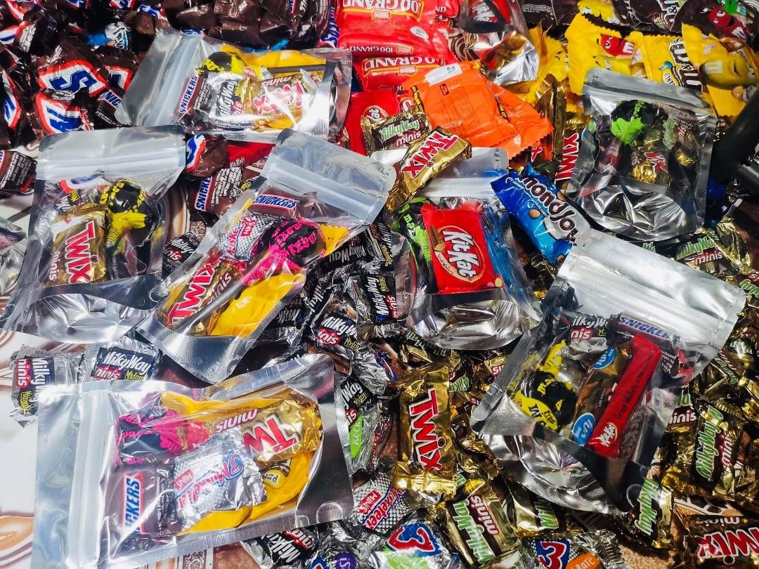 5 pcs imported sweets and chocolates (Category: Packaged & Instant Food) located in San Juan City. Submitted by gyo_nam (Listing ID 1017418695, Image 1). Description: 5 assorted, imported sweets and chocolates in 1 foil pack These are packed in resealable silver/foil pouches. Assorted (5 yummy chocoloates and sweets per pack) BILI NA PO KAYO!!! P50 per pack lang po (100 packs onhand) 👉🏻Pangregalo 👉🏻Pang give away (Open for pre-order and bulk 