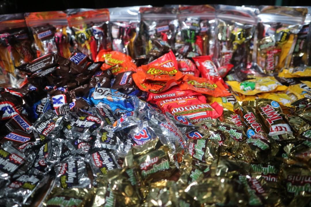 5 pcs imported sweets and chocolates (Category: Packaged & Instant Food) located in San Juan City. Submitted by gyo_nam (Listing ID 1017418695, Image 3). Description: 5 assorted, imported sweets and chocolates in 1 foil pack These are packed in resealable silver/foil pouches. Assorted (5 yummy chocoloates and sweets per pack) BILI NA PO KAYO!!! P50 per pack lang po (100 packs onhand) 👉🏻Pangregalo 👉🏻Pang give away (Open for pre-order and bulk 