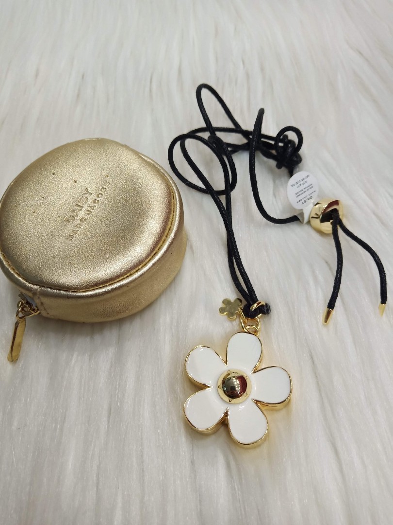 Marc jacobs cheap daisy necklace