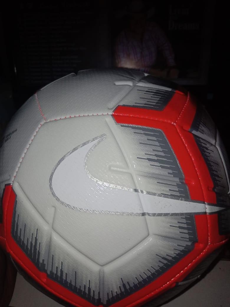 bola sepak nike, Olah Raga, Perlengkapan Olahraga Lainnya di Carousell