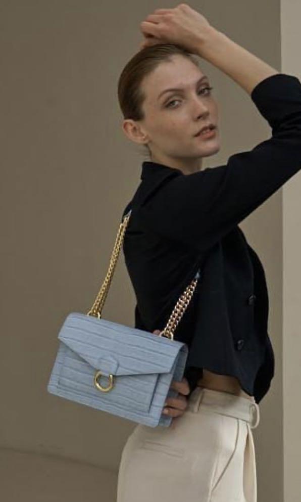 The envelope chain store crossbody