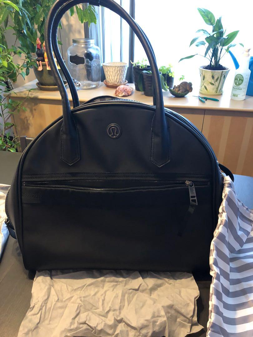 Lululemon gym bag (Category: Bags & Wallets) located in Toronto. Submitted by mai1674 (Listing ID 1017599827, Image 1). Description: Brand new gym bag got as gift never been used extra pouch still attached in a very good condition, retail is $140 only for $90 - negotiable.