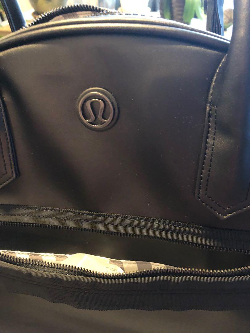 Lululemon gym bag (Category: Bags & Wallets) located in Toronto. Submitted by mai1674 (Listing ID 1017599827, Image 2). Description: Brand new gym bag got as gift never been used extra pouch still attached in a very good condition, retail is $140 only for $90 - negotiable.