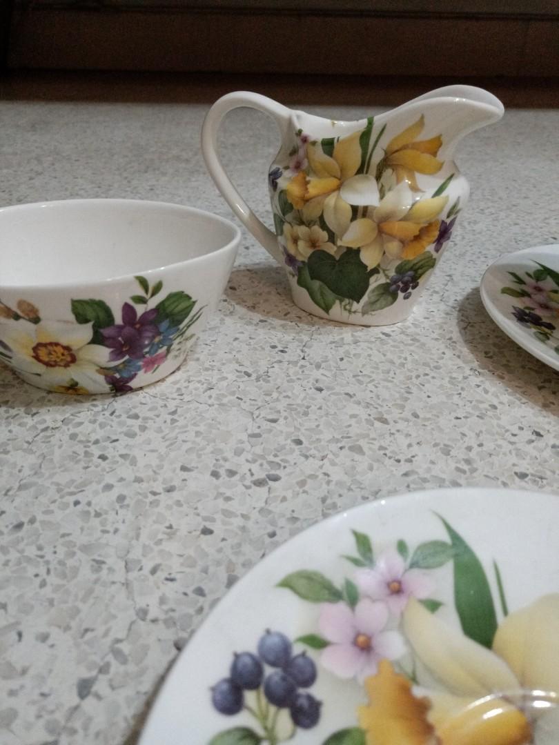 SALE Vintage Sadler Yellow Daffodil Flowers Floral Pattern Teapot & Lid