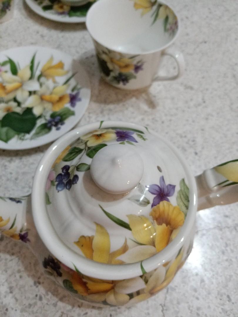 SALE Vintage Sadler Yellow Daffodil Flowers Floral Pattern Teapot & Lid