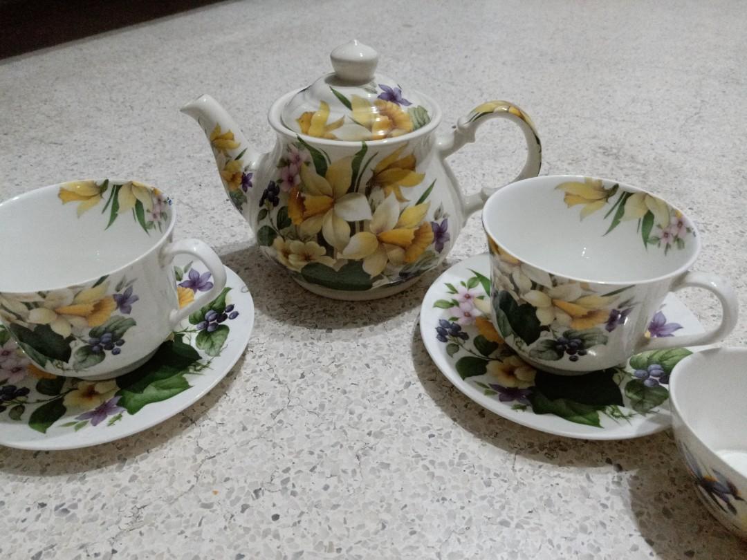 SALE Vintage Sadler Yellow Daffodil Flowers Floral Pattern Teapot & Lid