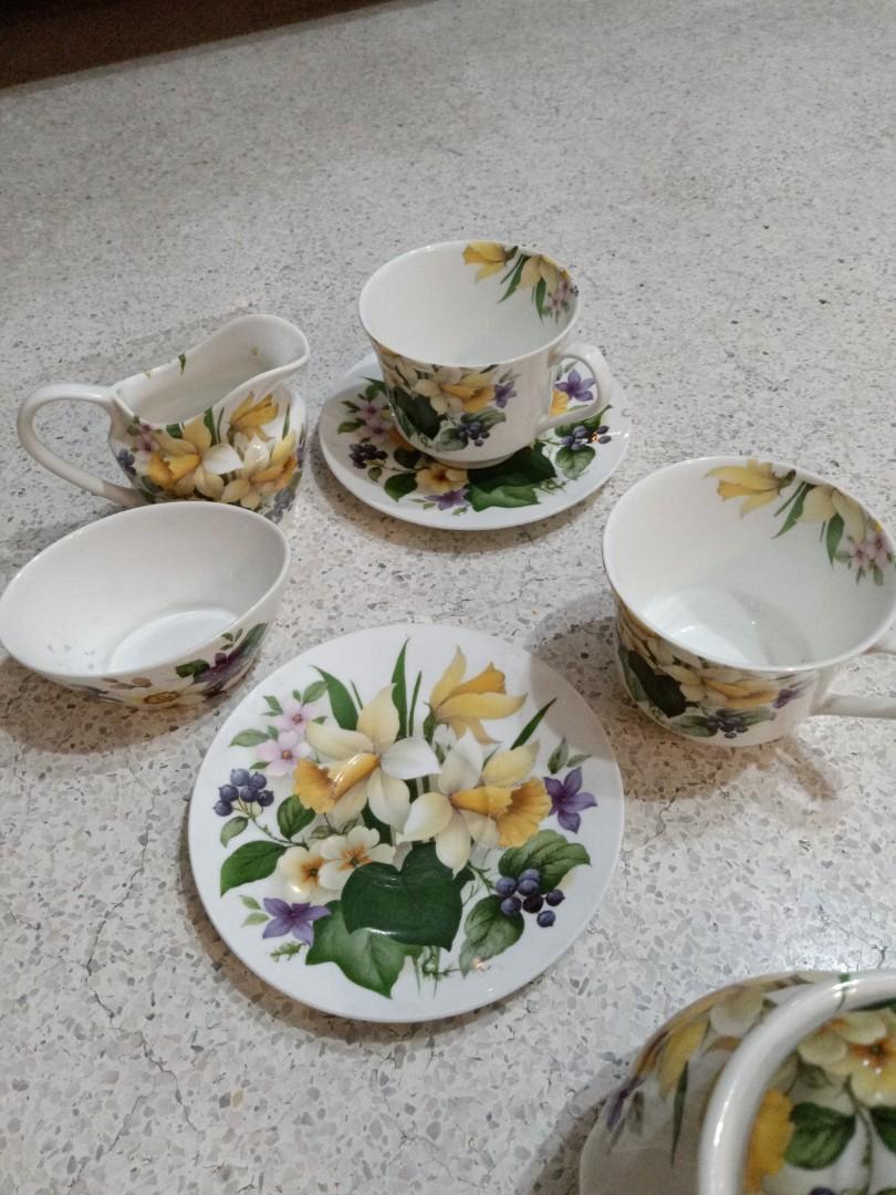 SALE Vintage Sadler Yellow Daffodil Flowers Floral Pattern Teapot & Lid