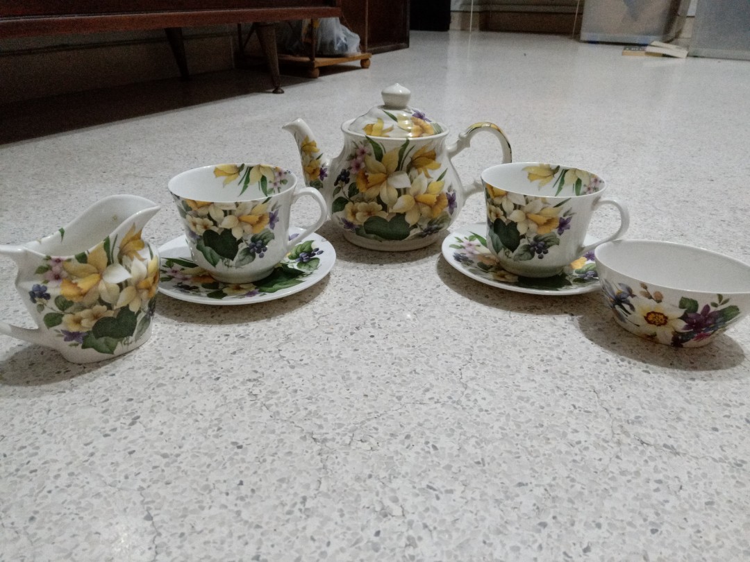 SALE Vintage Sadler Yellow Daffodil Flowers Floral Pattern Teapot & Lid