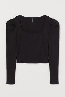 ADA YG PUNYA ATASAN KAYAK GINI MERK H&M? KALO ADA TAWARIN YA. HARGA YG WAJAR AJA, ANGKUT! PRELOVE GPP:)