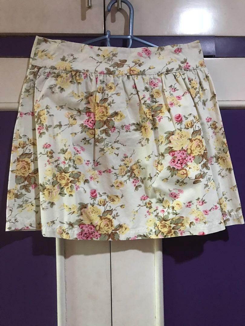 Cotton On Floral Mini Skirt (Category: Skirts) located in Quezon City. Submitted by arriahc99 (Listing ID 1019716999, Image 1). Description: - unused. got this as a gift, but it doesnt fit me. - no issues - 10/10 RFS: decluttering QC area. MOP: COD, gcash, bdo, pnb MOD: angkas, grab, lalamove, lbc (if getting many items at once) Delivery is shouldered by the buyer. .
