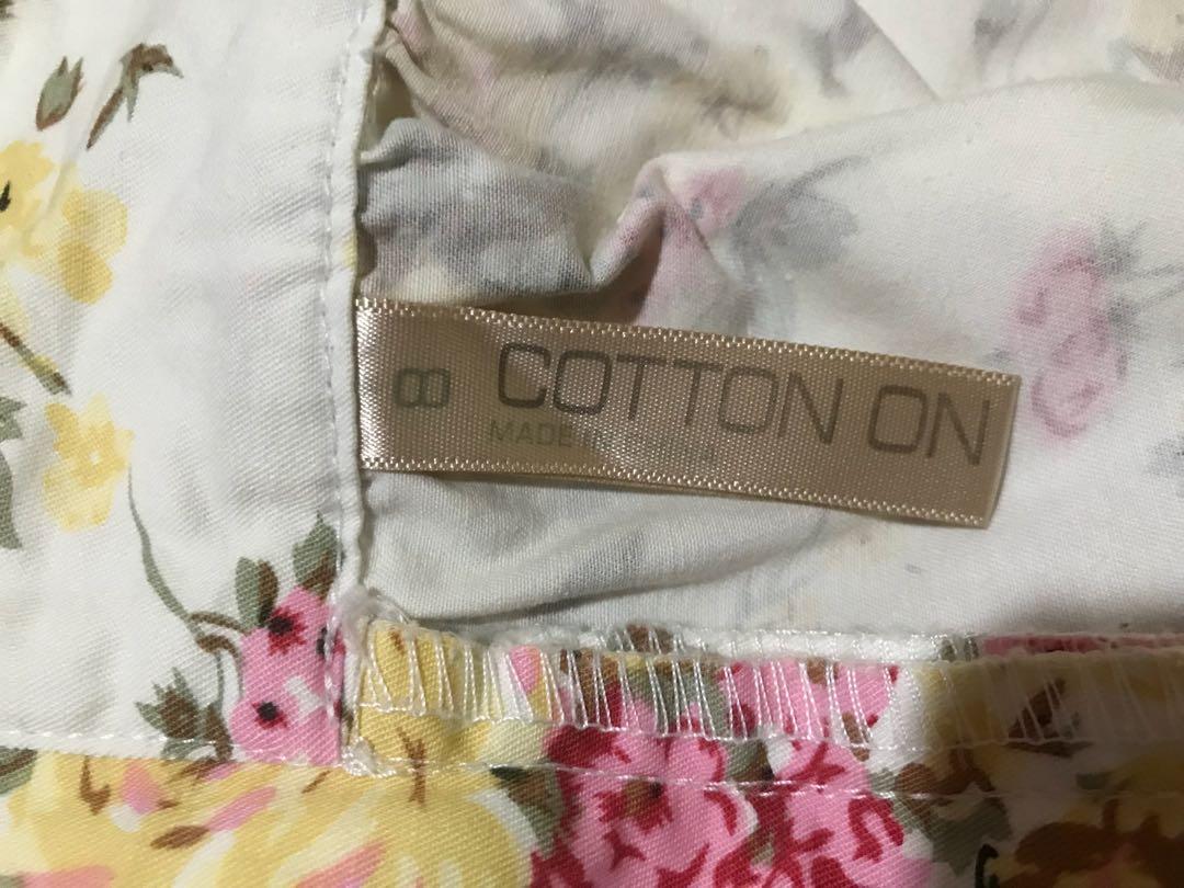 Cotton On Floral Mini Skirt (Category: Skirts) located in Quezon City. Submitted by arriahc99 (Listing ID 1019716999, Image 2). Description: - unused. got this as a gift, but it doesnt fit me. - no issues - 10/10 RFS: decluttering QC area. MOP: COD, gcash, bdo, pnb MOD: angkas, grab, lalamove, lbc (if getting many items at once) Delivery is shouldered by the buyer. .