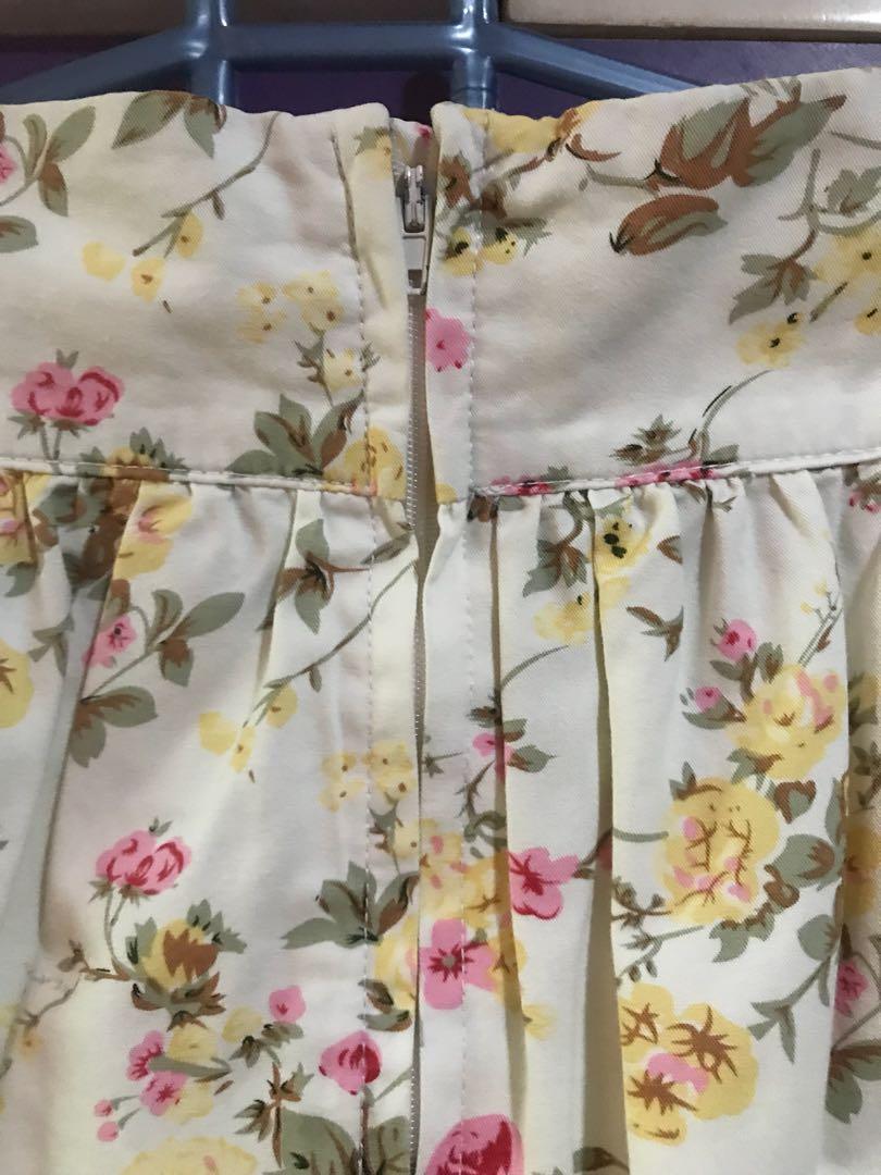 Cotton On Floral Mini Skirt (Category: Skirts) located in Quezon City. Submitted by arriahc99 (Listing ID 1019716999, Image 3). Description: - unused. got this as a gift, but it doesnt fit me. - no issues - 10/10 RFS: decluttering QC area. MOP: COD, gcash, bdo, pnb MOD: angkas, grab, lalamove, lbc (if getting many items at once) Delivery is shouldered by the buyer. .