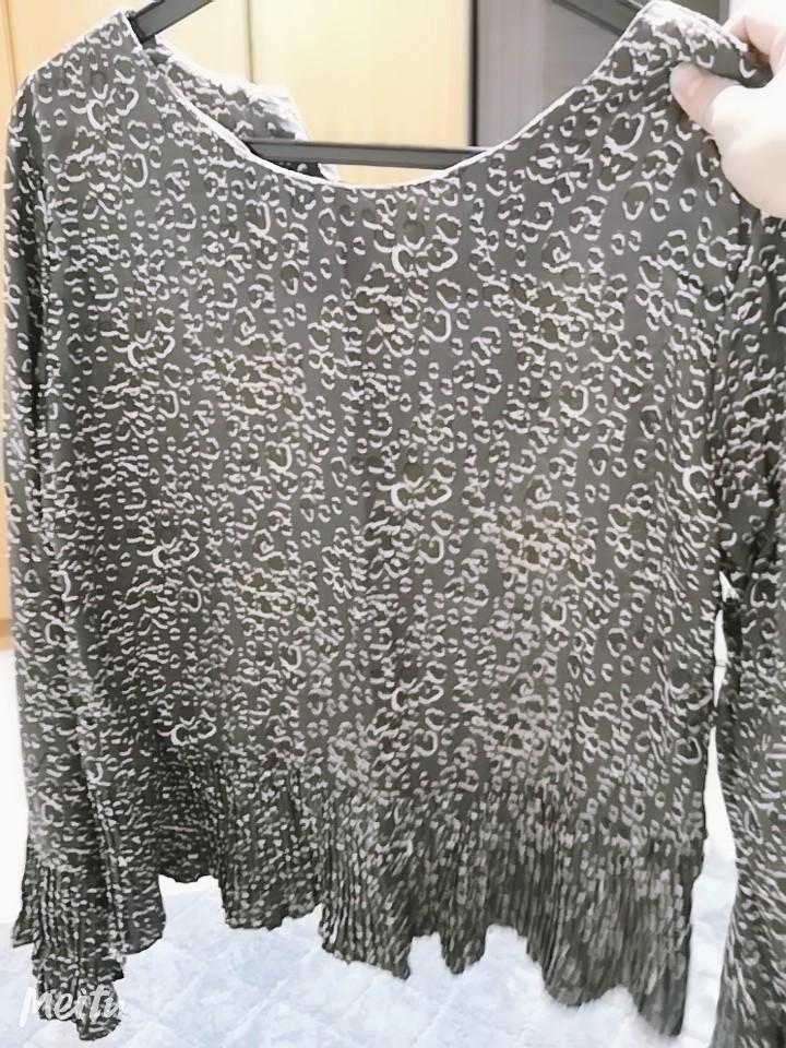 Top (Category: Sleeveless) located in Singapore. Submitted by ccyee12 (Listing ID 1019704985, Image 3). Description: Top -Size: M -Brand New *No refund& no fussy buyer *can meet up at any bukit batok mrt station or by normal mailing *can personally deliver to your place/block at evening/night time =additional S$3.