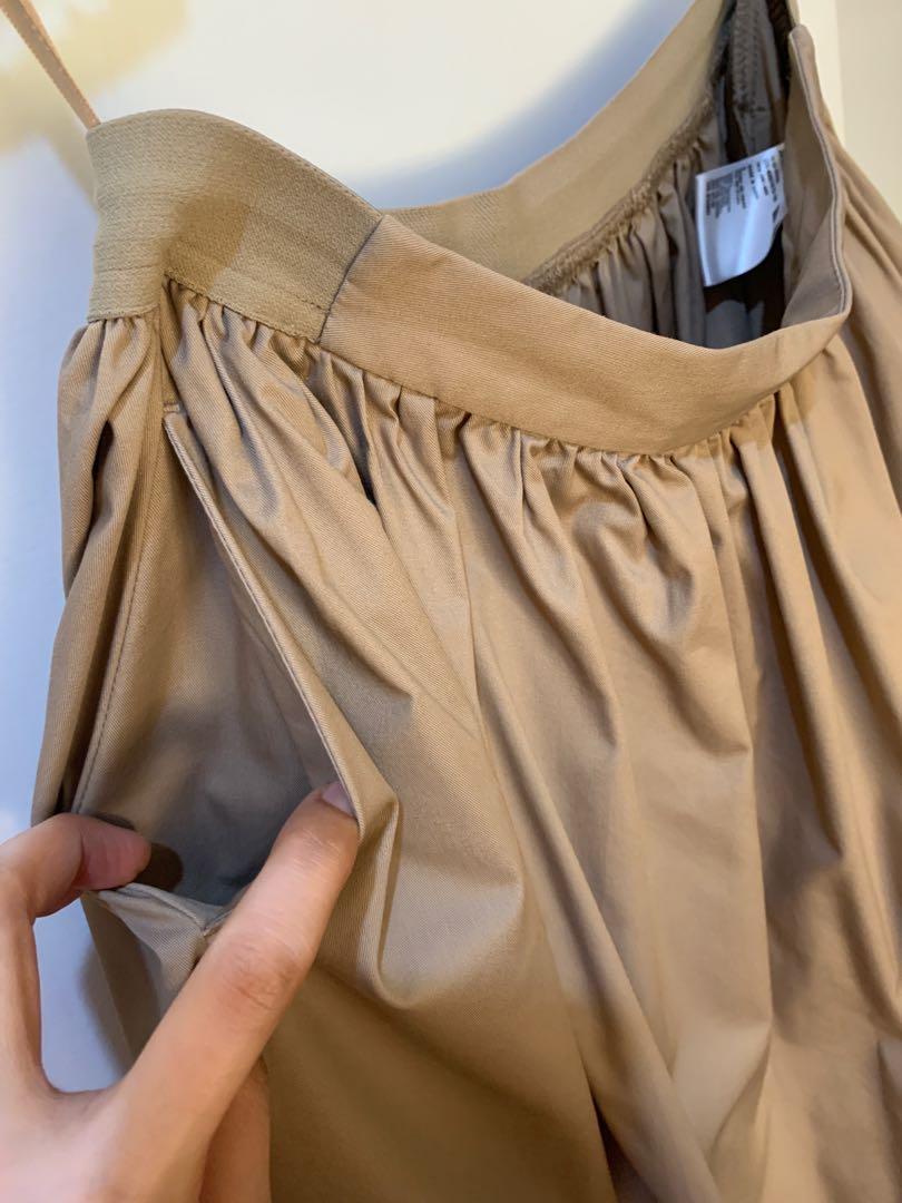 Uniqlo Khaki Skirt (Category: Skirts) located in Paranaque City. Submitted by daslimited (Listing ID 1019550873, Image 3). Description: Brandnew condition Used once With 2 side pockets .