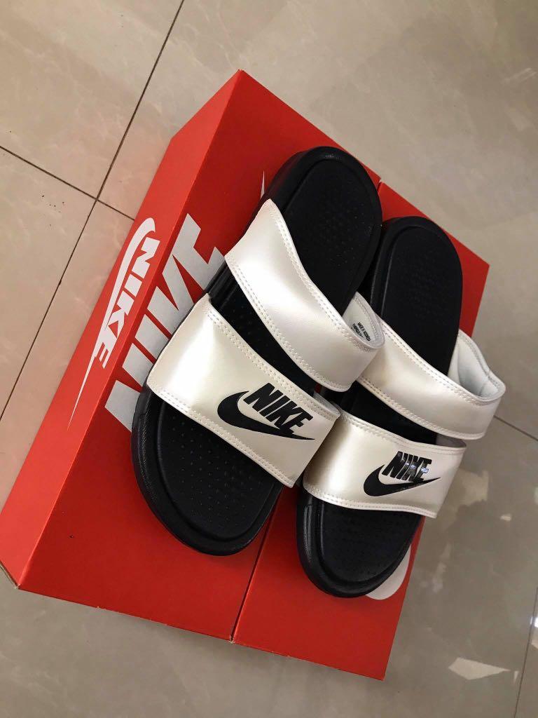 white nike duo slides