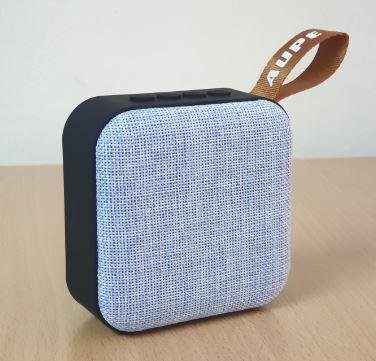 Bluetooth Speaker (Category: Soundbars, Speakers & Amplifiers) located in Singapore. Submitted by luckyquack (Listing ID 1019922786, Image 1). Description: Wireless Bluetooth Speaker (L: 9cm, W: 4cm, H: 9cm.