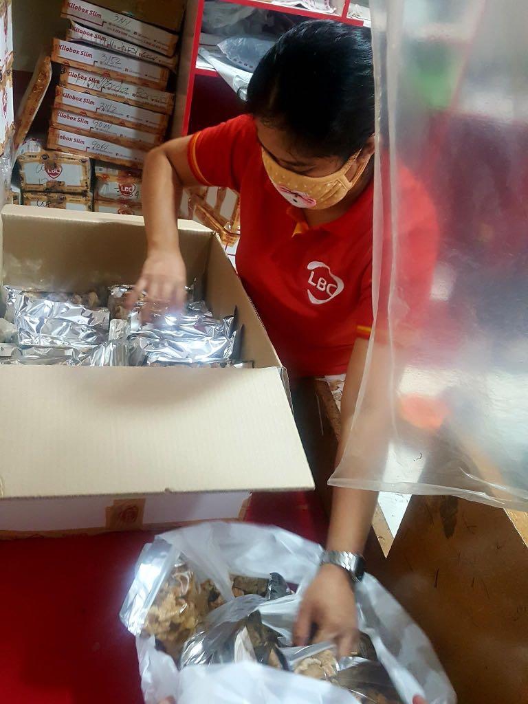 Chicharon na may laman (Category: Local Eats) located in Quezon City. Submitted by rc_rd (Listing ID 1019872922, Image 2). Description: RESELLERS METRO MANILA ORDERS Chicharon De Davao 🐷 ✅ not greasy ✅ no MSG ✅ not salty ✅ will last 2 to 3 weeks if kept sealed ⏲120 grams NOTE: RESELLER ORDERS SHOULD BE MADE 3 to 4 DAYS BEFORE PICK UP Resellers price are as follows: 1 to 4 pieces - 150php 5 to 19 pieces - 145 php 20 to 49 pieces- 140 php 50 and u