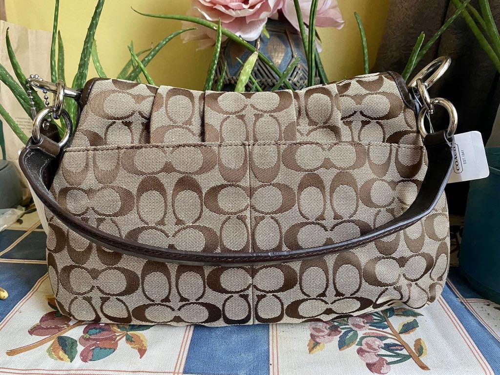 Coach Soho Signature Flap Purse (Category: Luxury Bags & Wallets) located in Las Pinas. Submitted by dsppp (Listing ID 1019849820, Image 2). Description: 💯 BRAND NEW AND AUTHENTIC COACH BAG Coach Soho Signature Flap purse in Khaki, the original price was $328 dollars. This even still has the tag. This is still in really great condition and was never used..