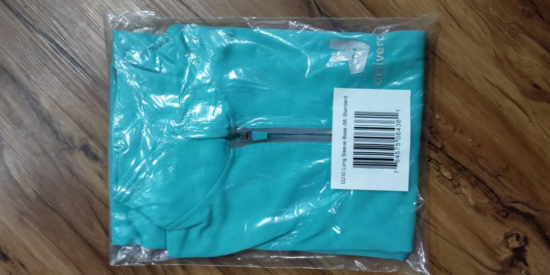 Deliveroo basic starter set (without the jacket) (Category: Motorcycle Accessories) located in Singapore. Submitted by sidekickmitos.1 (Listing ID 1019957102, Image 3). Description: Brand new never used before. Things included, the phone mount long sleeve t-shirt (size M) the delivery box itself. Price is negotiable for serious buyers. clearing store room space..
