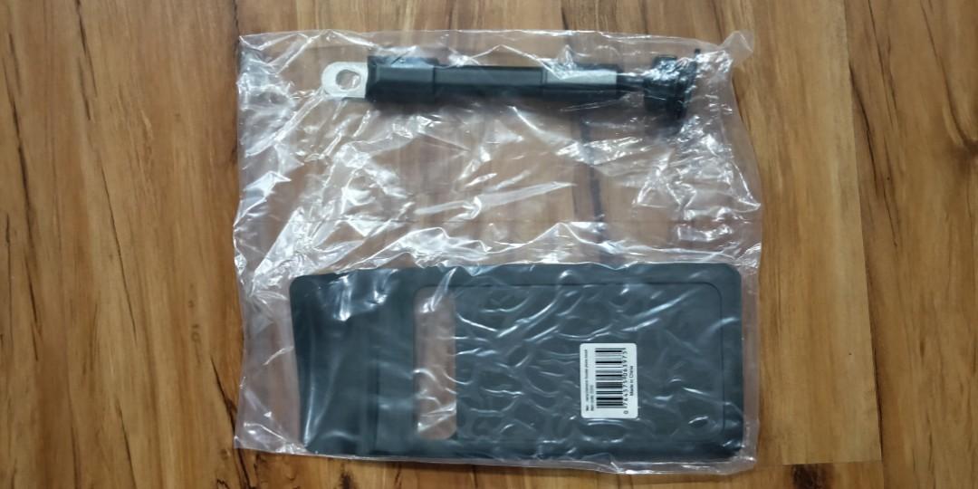 Deliveroo basic starter set (without the jacket) (Category: Motorcycle Accessories) located in Singapore. Submitted by sidekickmitos.1 (Listing ID 1019957102, Image 2). Description: Brand new never used before. Things included, the phone mount long sleeve t-shirt (size M) the delivery box itself. Price is negotiable for serious buyers. clearing store room space..