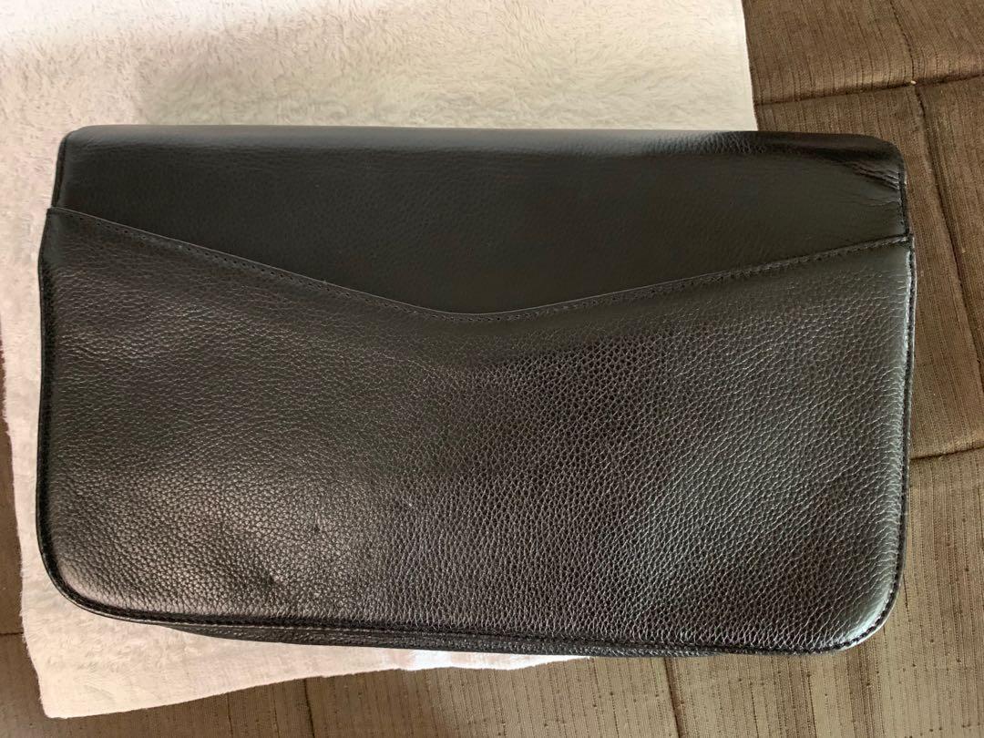 Authentic Marc Jacobs Clutch bag (Category: Luxury Bags & Wallets) located in Makati City. Submitted by mintbags (Listing ID 1020121859, Image 3). Description: Authentic Marc Jacobs Clutch bag Leather Slightly used; 3-4times Lang nagamit Only P3,300.00.