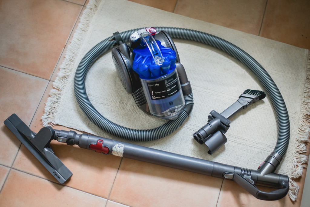 [Free delivery] Dyson DC26 Multi Floor Compact Canister Vacuum Cleaner