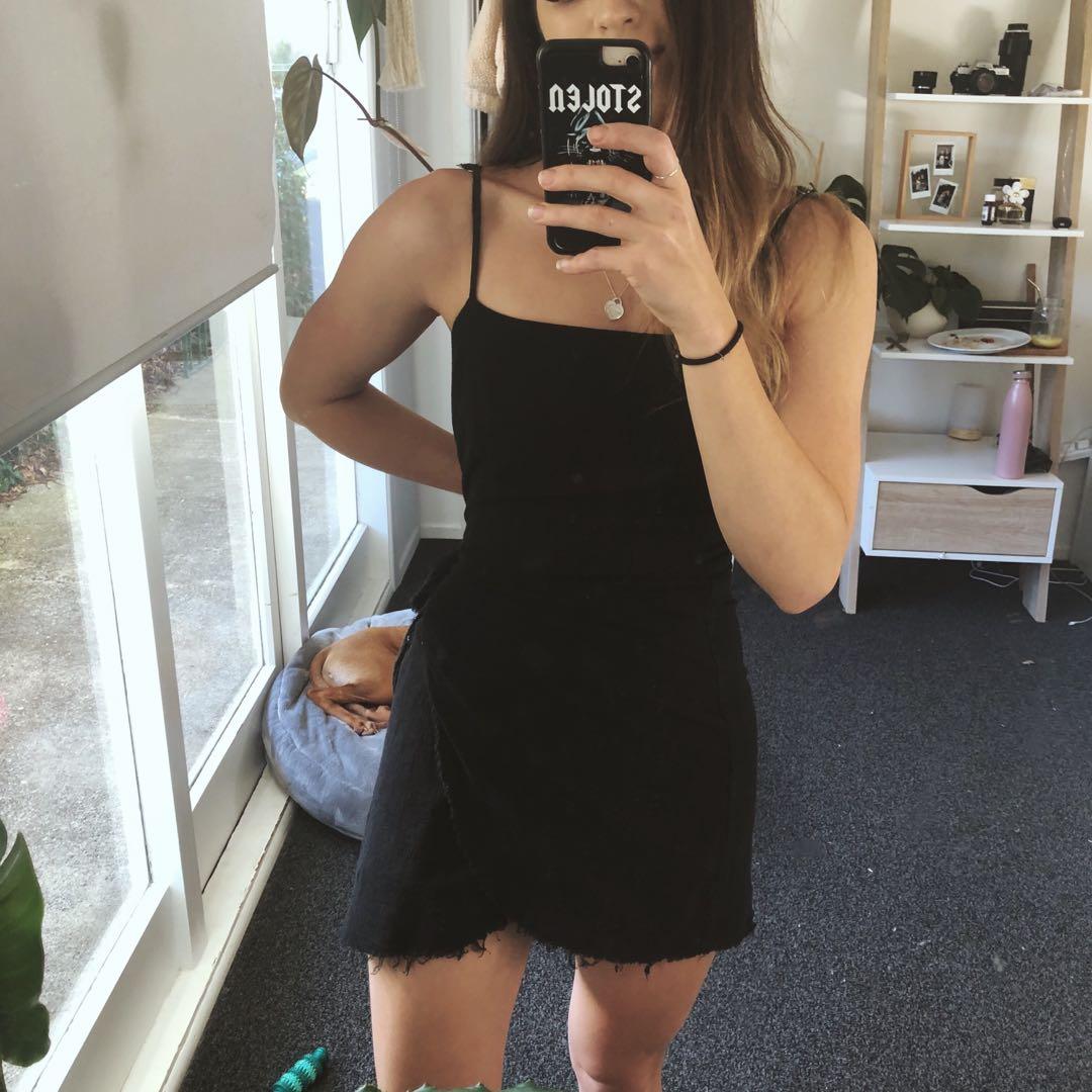 Linen blend wrap dress (Category: Clothes) located in Auckland. Submitted by durri (Listing ID 1020068166, Image 3). Description: from princess Polly Size 8.