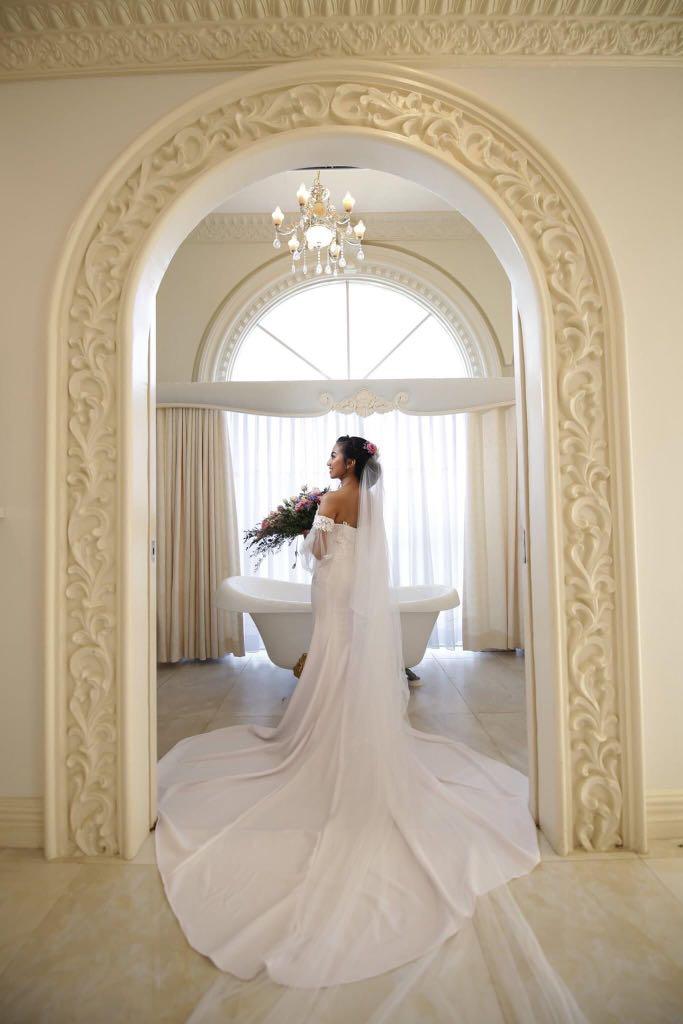 Mermaid Cut Bridal Gown (Category: Evening dresses & gowns) located in Quezon City. Submitted by seriouslydecluttering (Listing ID 1020279579, Image 2). Description: Designer: Jolaida Niccolai Manila Detachable sleeves, long veil.