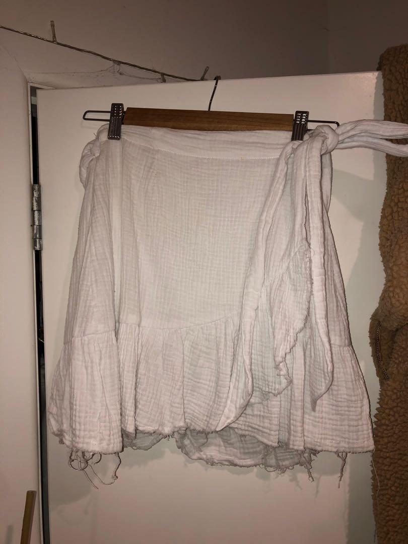 White wrap skirt (Category: Clothes) located in Auckland. Submitted by durri (Listing ID 1020057128, Image 2). Description: Size 10.