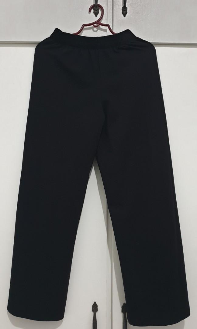 BERSHKA Wide Leg Pants (Category: Other Bottoms) located in Pasig City. Submitted by casadeapril (Listing ID 1020481264, Image 2). Description: BERSHKA PANTS XS Used for photos, used out of the house once only RSF: the gen z bitin pants trend wasnt bagay for me length: 95 cm Really nice fabric!! would keep this if it wasnt bitin.