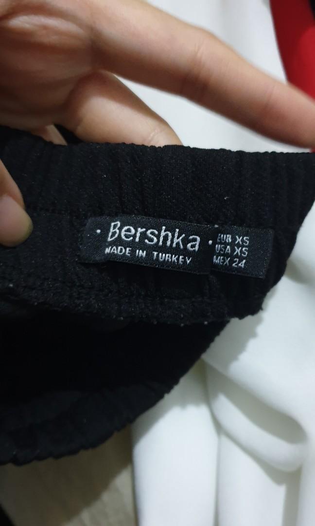 BERSHKA Wide Leg Pants (Category: Other Bottoms) located in Pasig City. Submitted by casadeapril (Listing ID 1020481264, Image 3). Description: BERSHKA PANTS XS Used for photos, used out of the house once only RSF: the gen z bitin pants trend wasnt bagay for me length: 95 cm Really nice fabric!! would keep this if it wasnt bitin.
