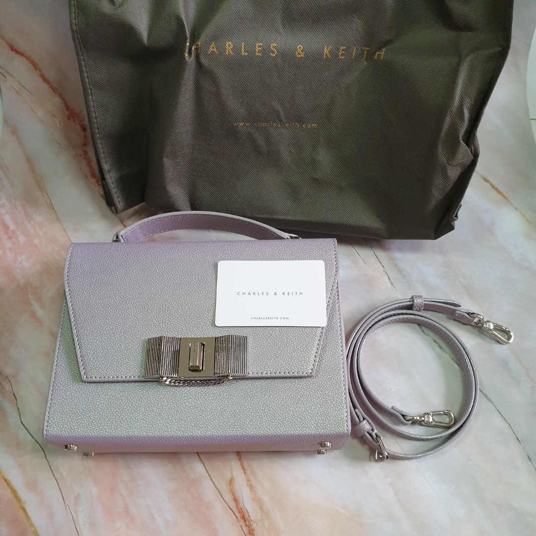 Chain detail turn lock bag clearance