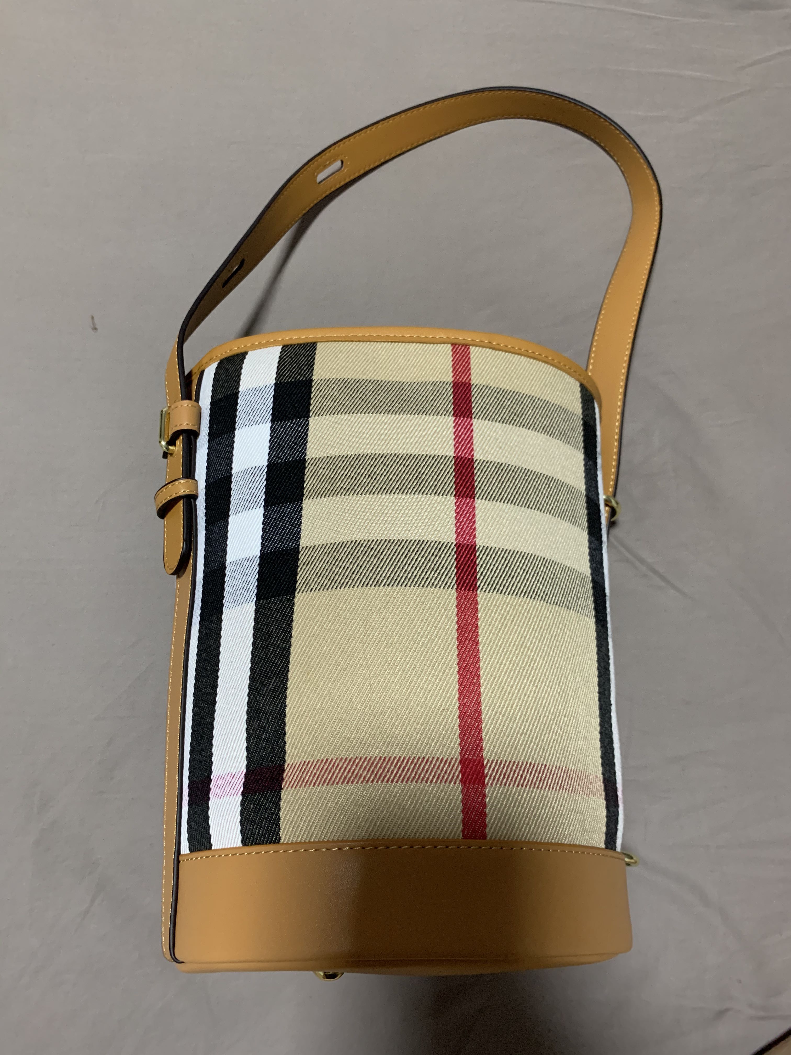 Dr Jewel Bucket Bag Women S Fashion Bags Wallets Handbags On Carousell Popularne trendy 2020 1 w telefony komórkowe i telekomunikacja, dom i ogród, sport i rozrywka, odzież damska z jewel dr i 1. carousell