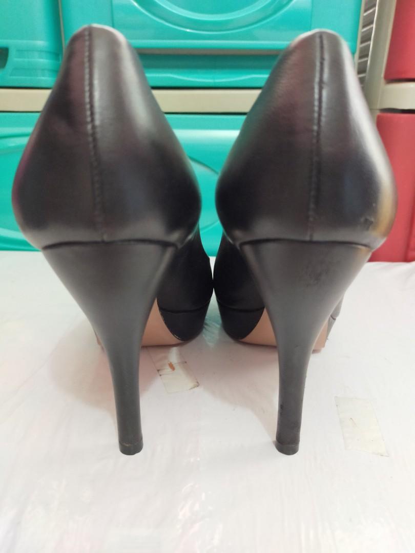 Gucci stilleto heels (Category: Heels) located in Manila. Submitted by _glathese (Listing ID 1020354179, Image 3). Description: ✔️ In a very good condition. Used ONLY thrice ( 2 graduation photoshoots and graduation ceremonies) ✔️Authentic with serial number 309999 ✔️4-in heels with 1-in front platform (see picture) ✔️No box but will pack nicely to ensure no delivery damage ✔️Please refer to the photos to see minimal damage (not noticeable).