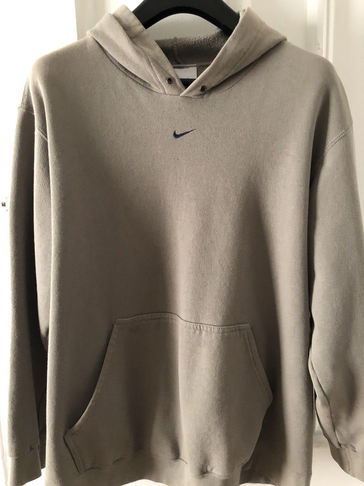 nike hoodie with swoosh in middle