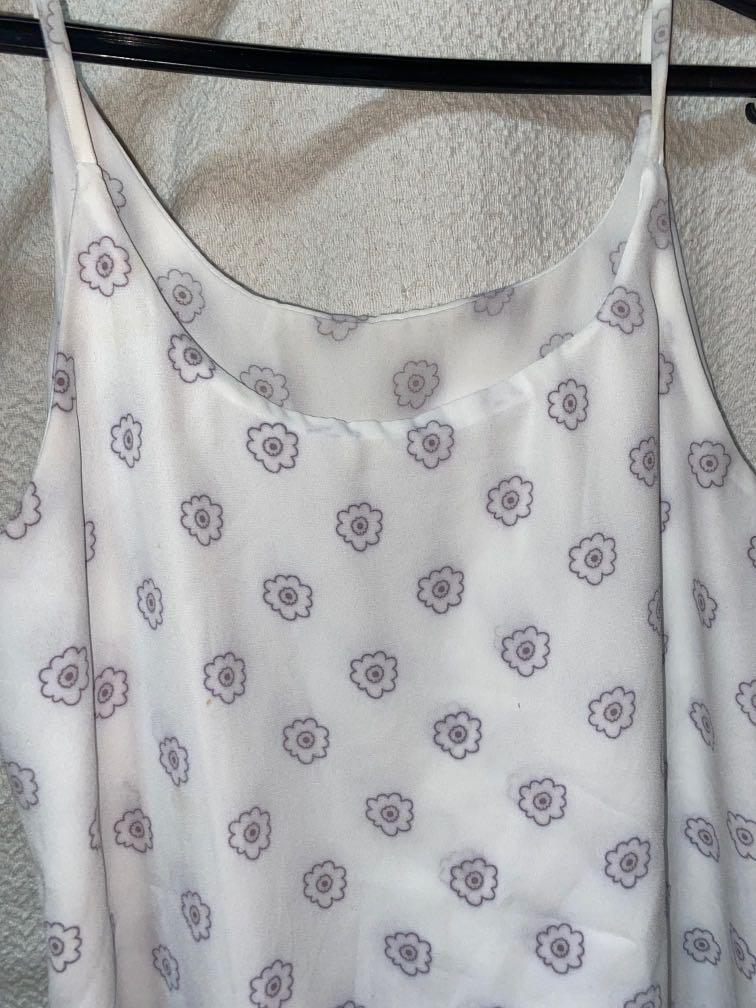 White floral sleeveless top (Category: Sleeveless) located in Quezon. Submitted by abubot (Listing ID 1020315704, Image 2). Description: Shipping: grab/angkas/lalamove Payment: bank deposit/gcash.