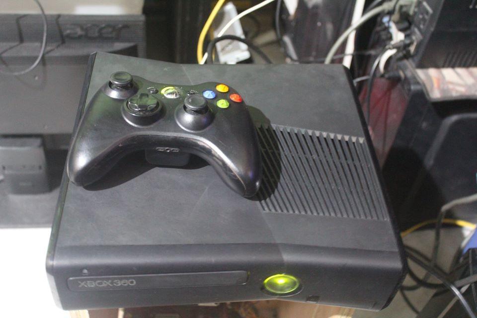xbox 360 s 4gb - Microsoft Xbox 360 S 4GB Console with 2 Controllers