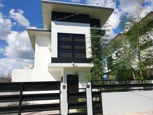 House for sale Baseview Lipa Batangas (Category: House & Lot) located in Pasig City. Submitted by nachis (Listing ID 1020742406, Image 3). Description: House and lot for sale in Base View Homes, Lipa city This newly built modern zen house sits on a 120 sqm. It has a floor area of 200 sqm. Features: 3 bedrooms 2 toilet and bath Spacious dining room 1 formal kitchen 1 daily kitchen Outdoor dining area 3 car garage Garden with 4 grown malunggay tree