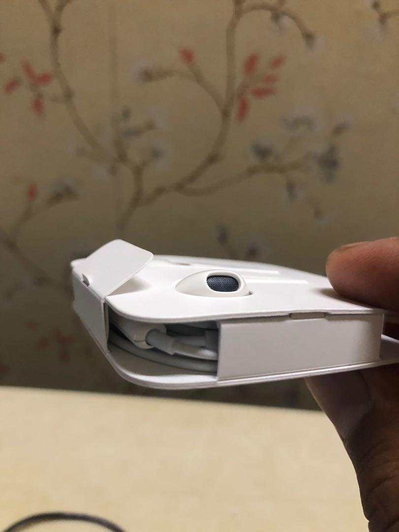 Apple headset orig (Category: Headphones & Headsets) located in Taguig. Submitted by donpakundo13 (Listing ID 1020619981, Image 3). Description: .