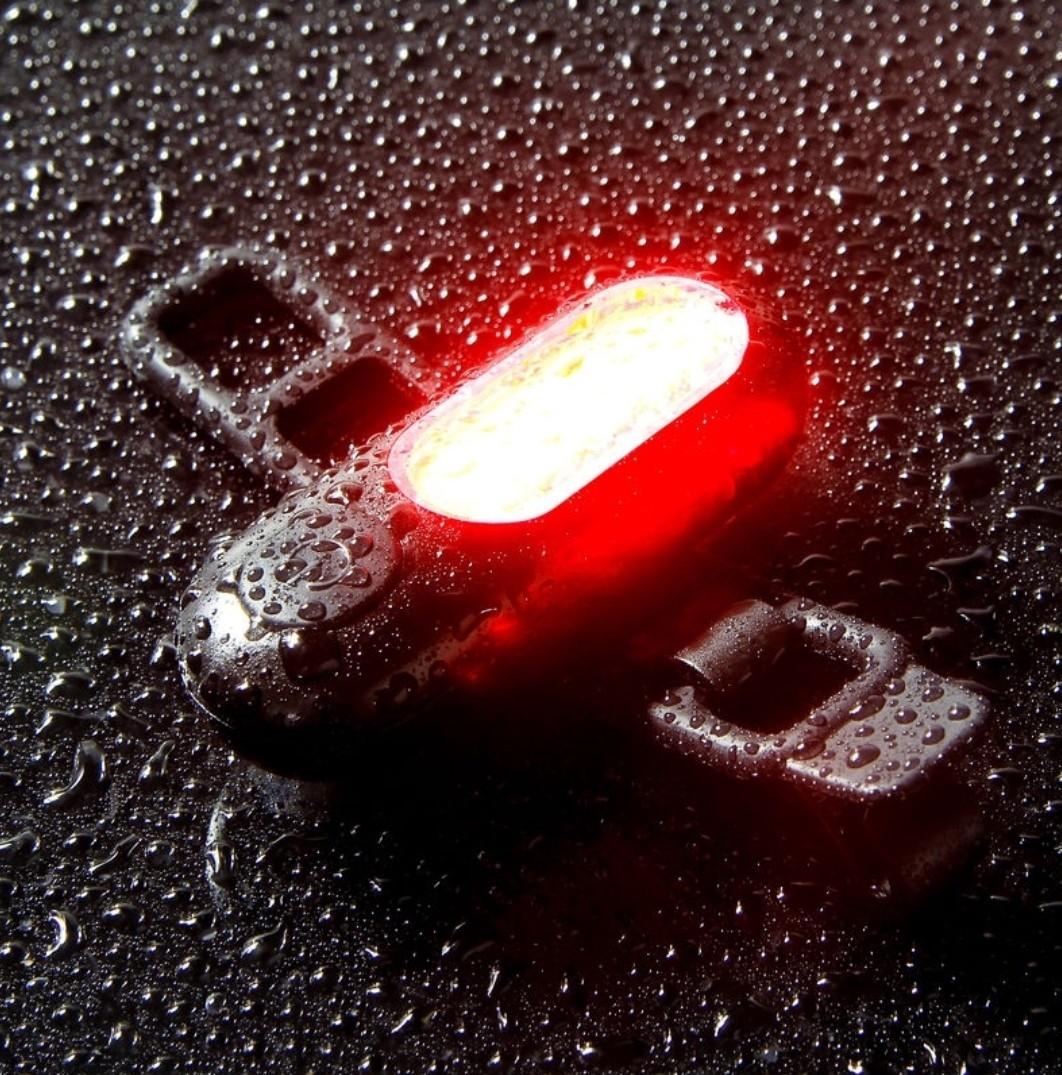 Bike BACK lights Helmet Lights ( not specialized, polygon, Scott, giant, mtb, mountain bike, bicycle, headlights ) (Category: Parts & Accessories) located in Singapore. Submitted by bikerbros141 (Listing ID 1020578312, Image 2). Description: Multi function lights to clip at Clothes , Helmet , mount to back seat, Front Fork 💥💥 Bright Red Blue Blinking Lights💥💥 Color: Red blue Modes: 5 Source: 12 leds beads Charge: USB / 1 Hour SPECIFICATION Pl
