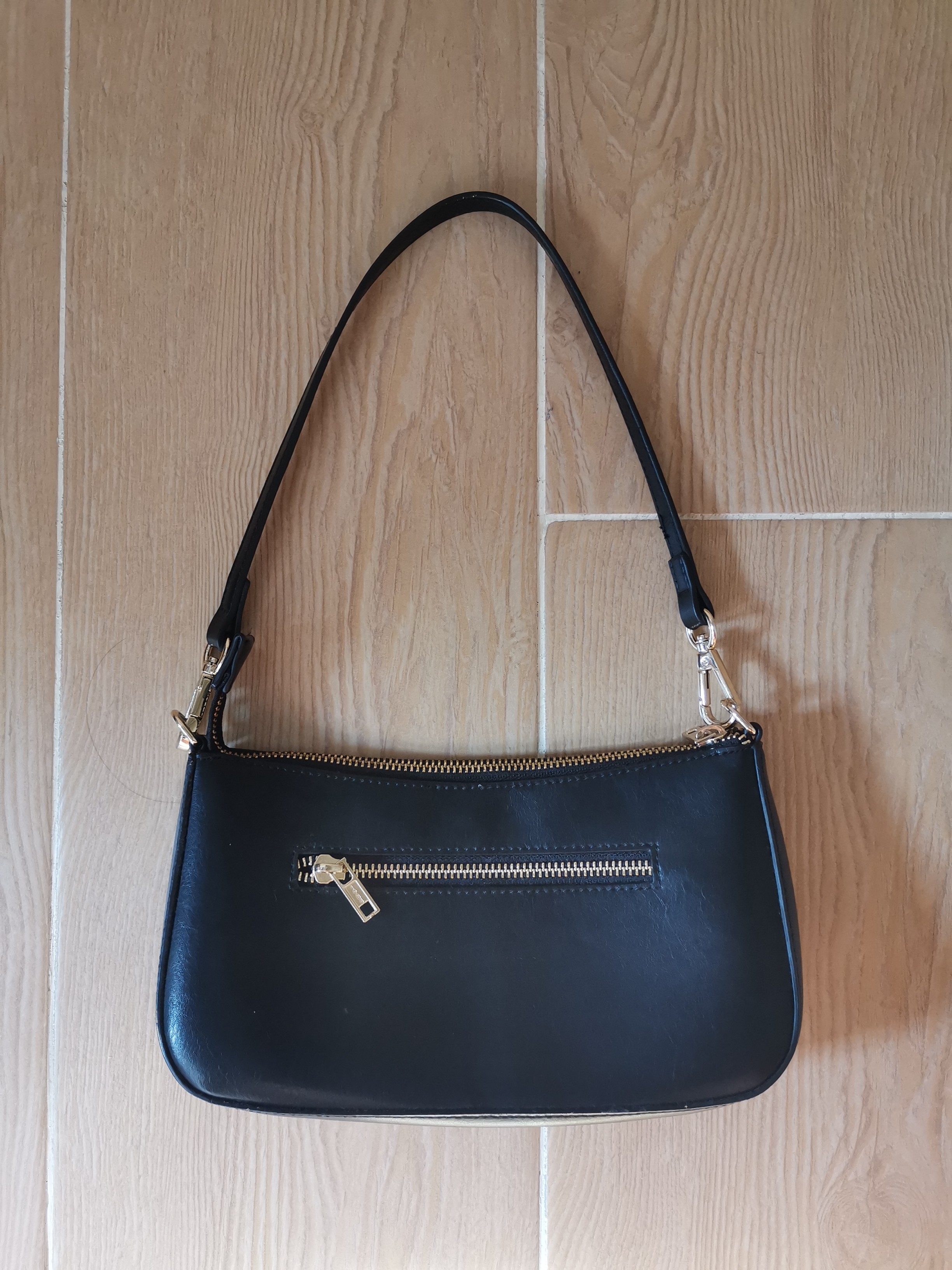 Brandy melville black and gold shoulder bag, 女裝, 女裝袋 ＆ 銀包 Carousell