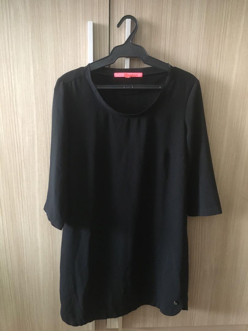 Mango Black Dress (Category: Dresses) located in Mandaluyong City. Submitted by camlu (Listing ID 1020745112, Image 1). Description: .