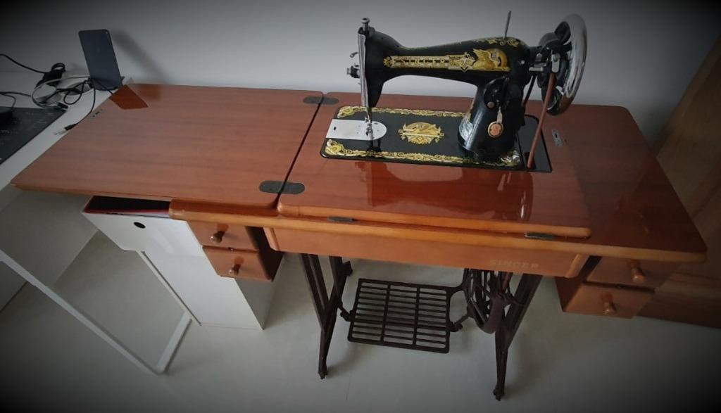 Singer Sewing Machine (100 working), Hobbies & Toys, Stationery