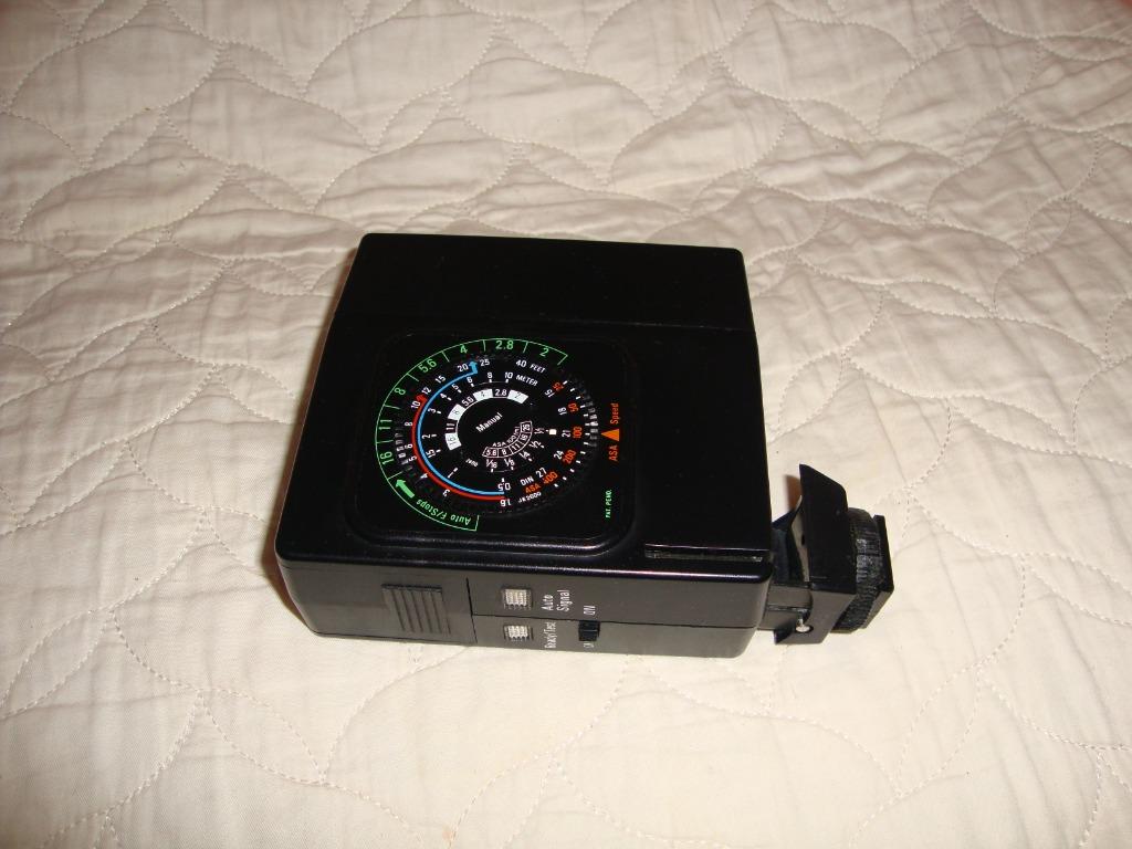 Sunpak auto zoom 2600 Thyristor flash (Category: Flashes) located in Manila. Submitted by parokya_ni_edgar (Listing ID 1020785254, Image 3). Description: Appearance: Excellent, No Scratches Condition: Working Condition, No Issues. Japan Made -Operated By 4pcs. AA Battery (included) Case.