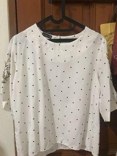 baju kerja polkdot bunga putih