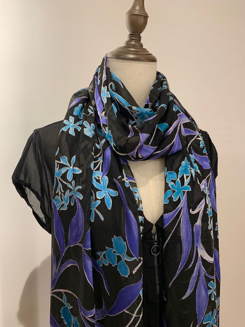 Emporio Armani 薄披肩 scarf / shawl, 女裝, 手錶及配件, 絲巾 - Carousell