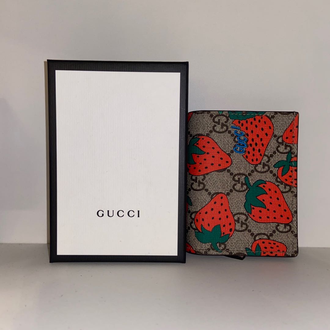 Gucci sales wallet strawberry
