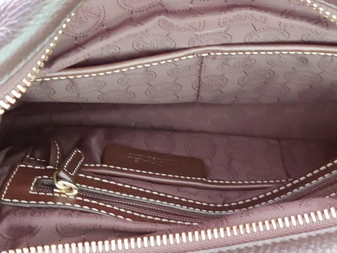 Michael Kors Legit Authentic Bag (Category: Luxury Bags & Wallets) located in Quezon City. Submitted by rowena385 (Listing ID 1020822985, Image 3). Description: Pure leather Hand bag perfect for all occassions original Price P89,000 sobrang Classy Maganda slight fading on magnetic part slight scratches 7/10 slightly negotiable contact: 09055297640 for faster transaction.