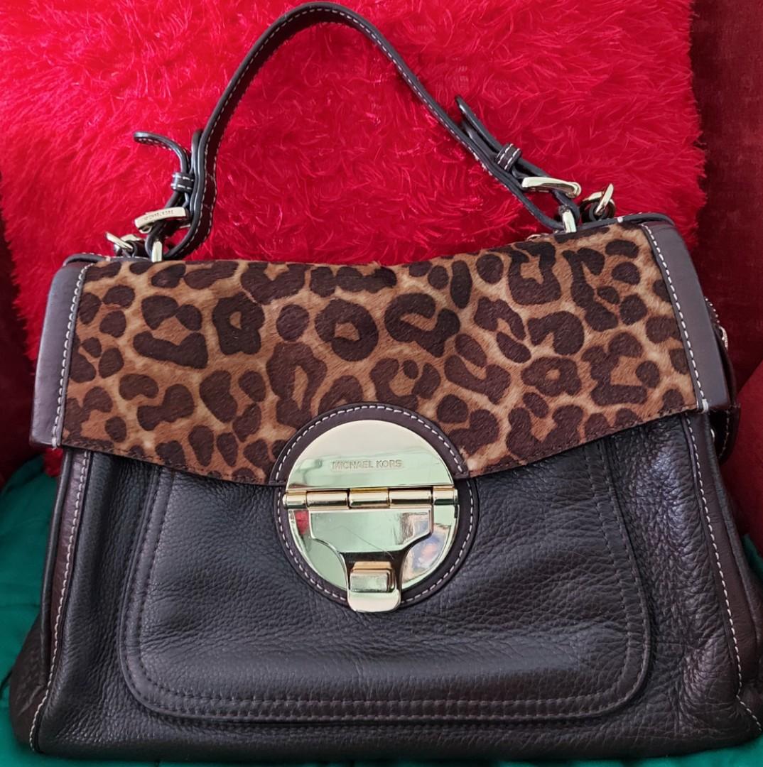 Michael Kors Legit Authentic Bag (Category: Luxury Bags & Wallets) located in Quezon City. Submitted by rowena385 (Listing ID 1020822985, Image 1). Description: Pure leather Hand bag perfect for all occassions original Price P89,000 sobrang Classy Maganda slight fading on magnetic part slight scratches 7/10 slightly negotiable contact: 09055297640 for faster transaction.