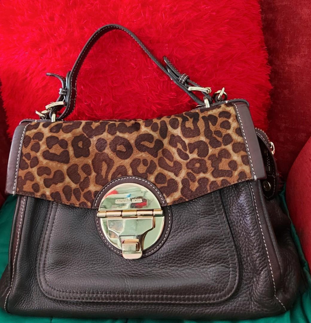 Michael Kors Legit Authentic Bag (Category: Luxury Bags & Wallets) located in Quezon City. Submitted by rowena385 (Listing ID 1020822985, Image 2). Description: Pure leather Hand bag perfect for all occassions original Price P89,000 sobrang Classy Maganda slight fading on magnetic part slight scratches 7/10 slightly negotiable contact: 09055297640 for faster transaction.